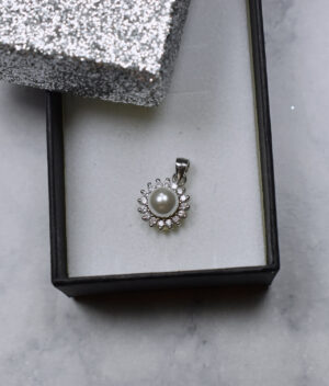 wisiorek srebrny próba 925 z perełką i cyrkoniami mały
