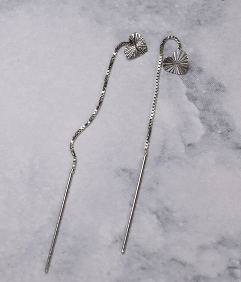 kolczyki srebrne próba 925 diamentowane serduszko przeciągane przez ucho